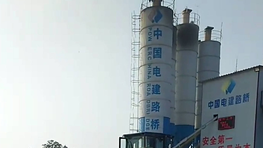 中國電建路橋在某項目中使用夯神HC高速液壓夯實機進(jìn)行地基壓實施工