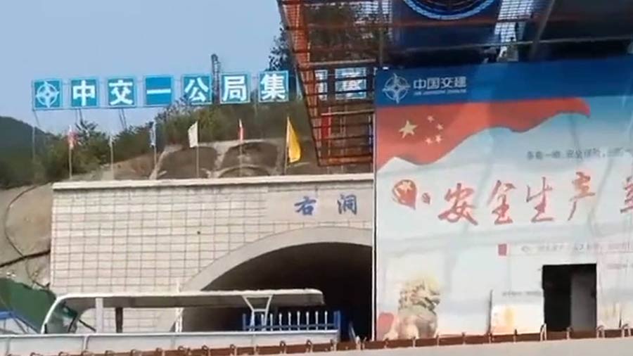 中交一公局集團(tuán)使用HC高速液壓夯實機在渝武高速中梁山隧道項目進(jìn)行路基夯實處理